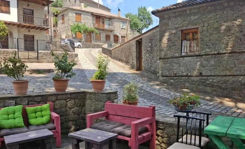 Armoloi Traditional - Guest House