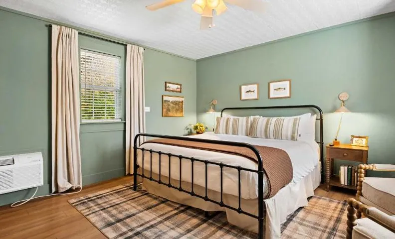 LMI -15- Laurel Falls Room: Summers Night