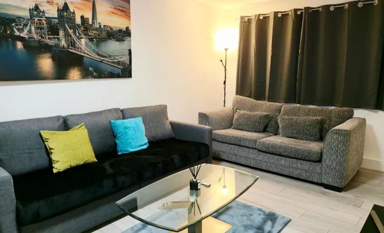 Private 3BR House Near Heathrow, Free Parking, Fast Wi-Fi