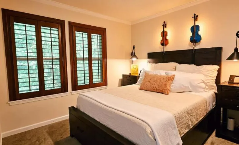 Private Bedroom I Fox Den w Hot Tub and Arcade
