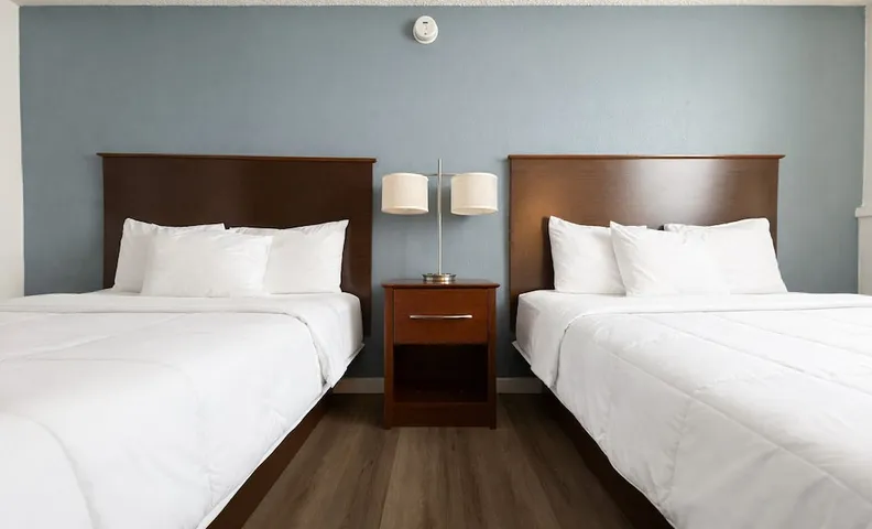 Hotel 8