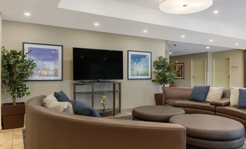 캔들우드 스위트 레딩 바이 IHG