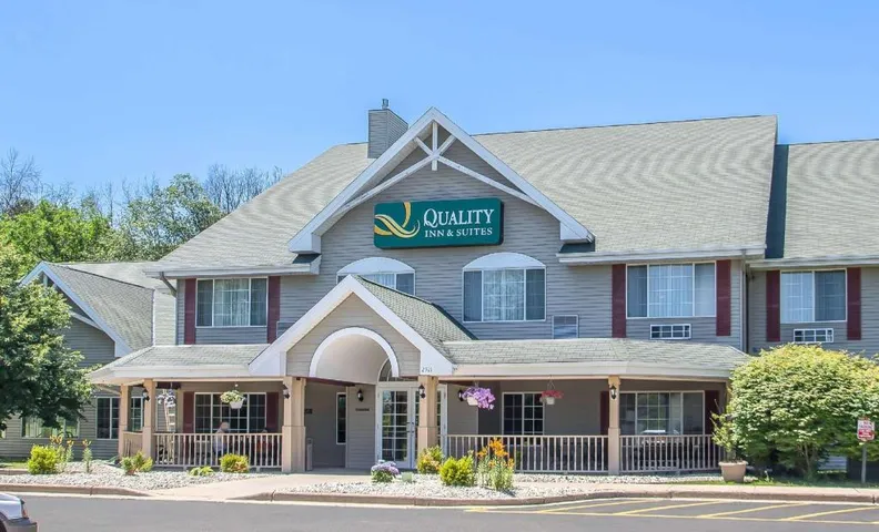 Quality Inn & Suites East Troy I-43