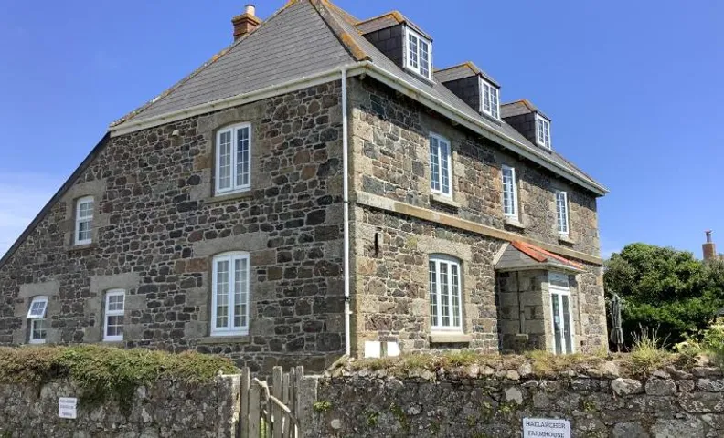 Haelarcher Farmhouse and Helicopter B&B