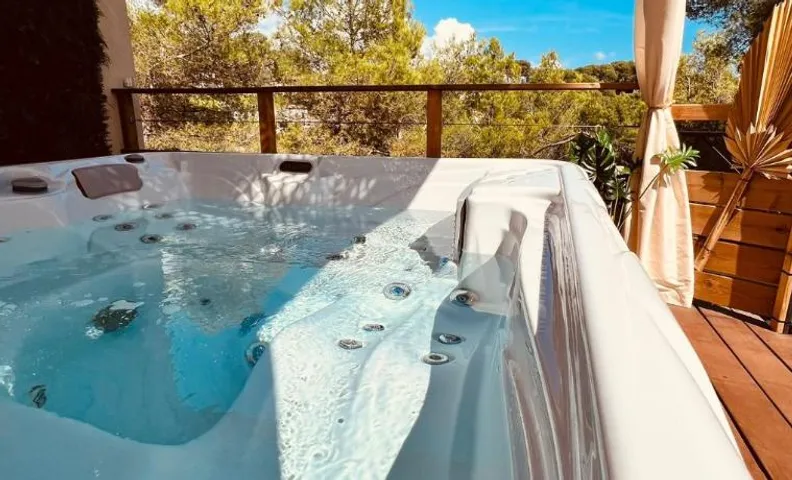 Yourte éco-lodge avec jacuzzi luxe chez C&C, exclusivement réservée aux ADULTES