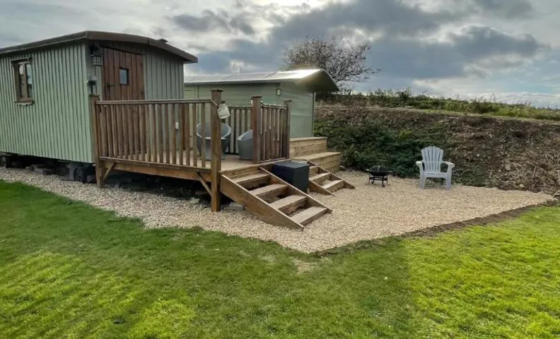 Oakley View Shepherds Hut with hot tub