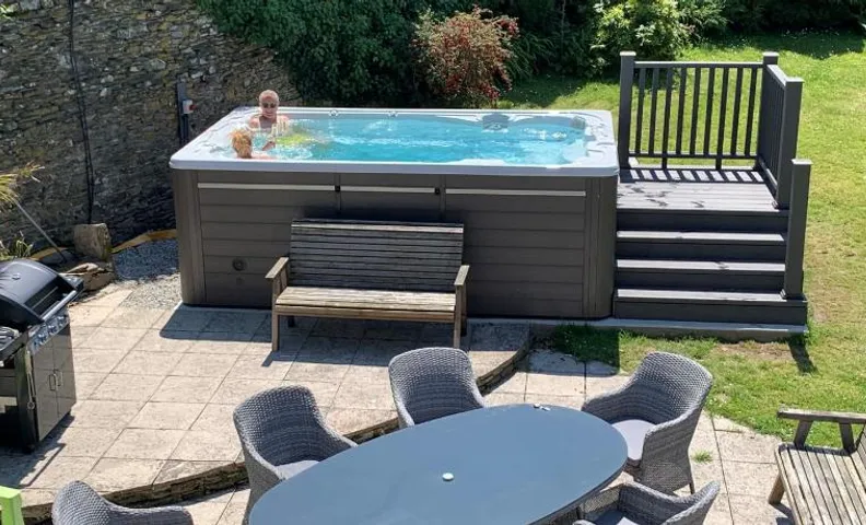 Polean Farm Old Farmhouse - With Large Jacuzzi, Games Room, Near the Sea and with Free Access to a N