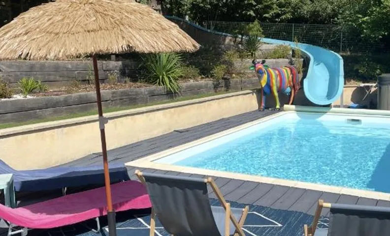 Chambres dans maison avec piscine