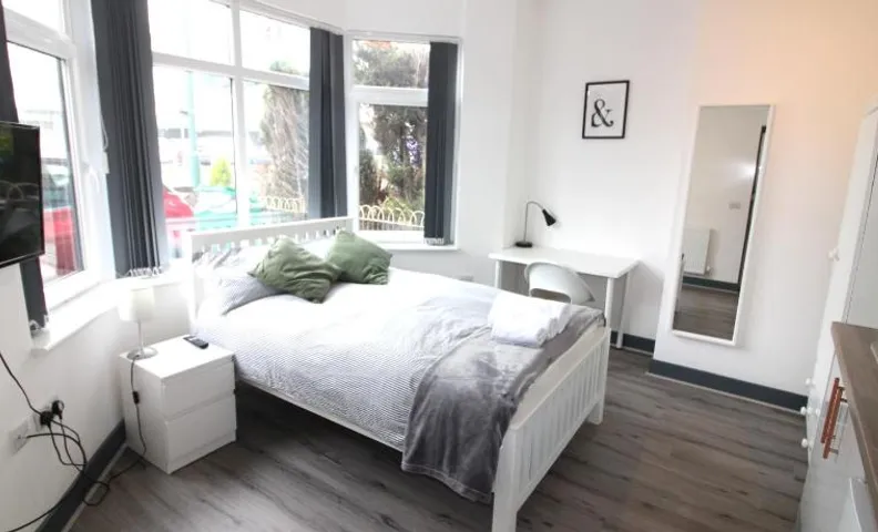 Newly refurbished studio, great location 8 studios