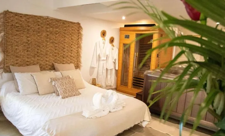 La suite soledad love room jacuzzi et sauna