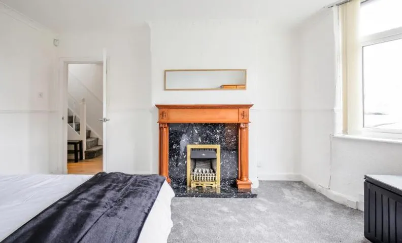 5-bedroom home in trendy Dibsbury area Manchester with parking