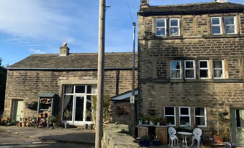 Quirky Homestay Cottage, 2 Bedrooms can be booked separately - with Guest Lounge 8 mins from Holmfir