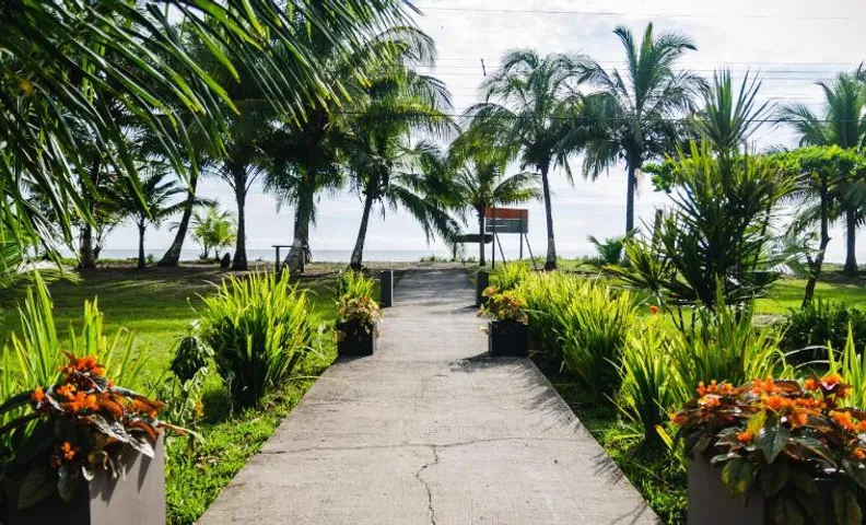 Hotel Tortuguero Beachfront