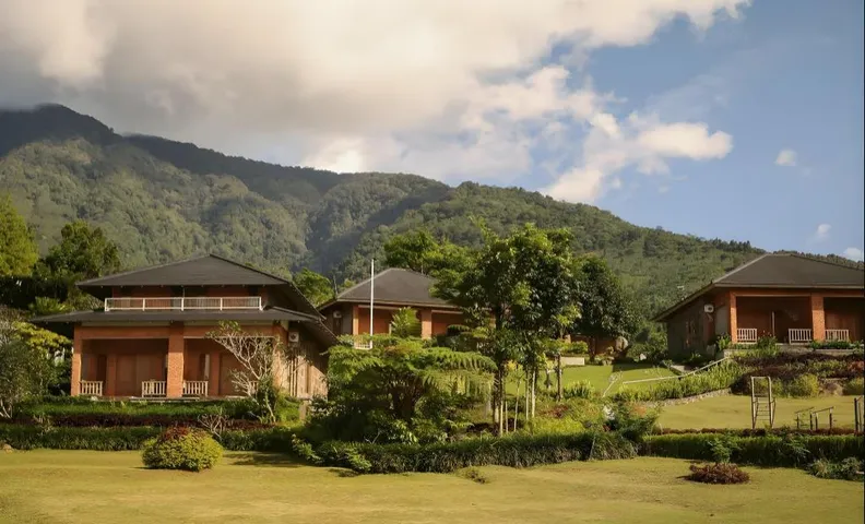 Selayang Villa Genteng, Tempat Cerita Berteduh