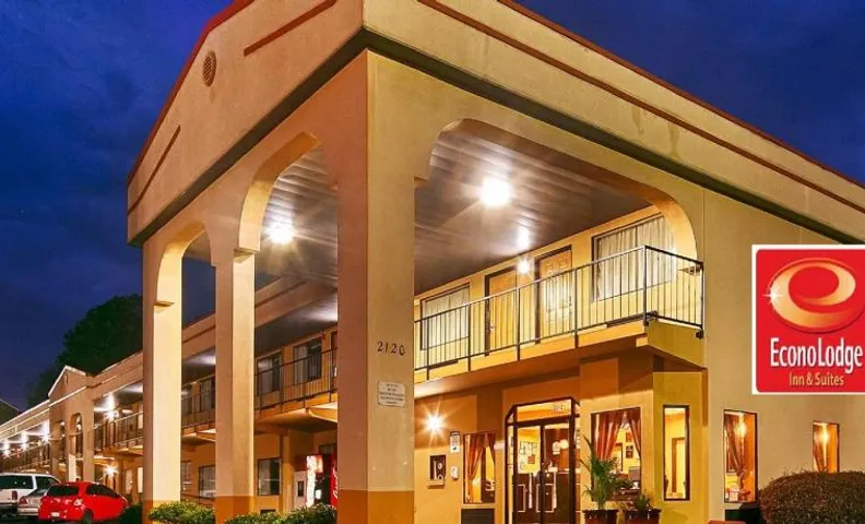 Econo Lodge Inn & Suites