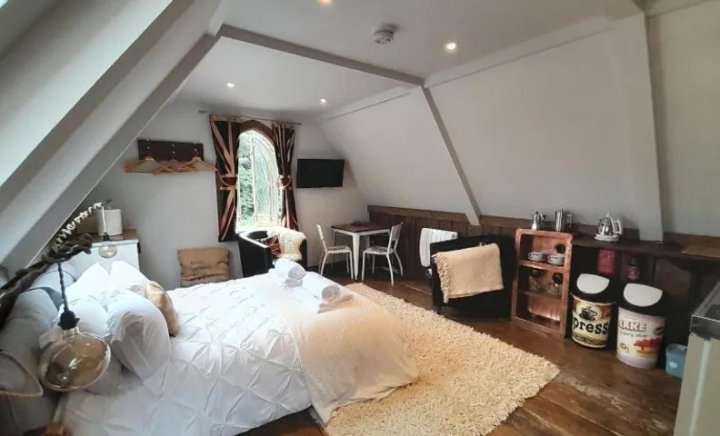 Quaint Studio Loft Room nr Hampton Court