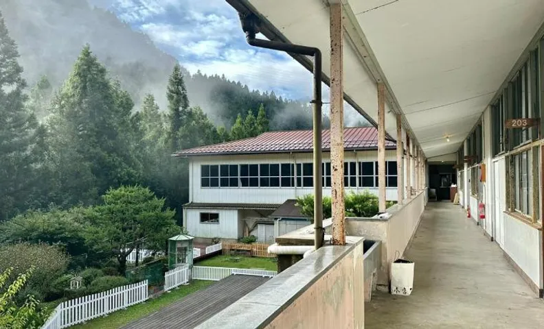'Yamaneko Hotel 'The Untouched School, Saunas, Serenity & Feline Friends