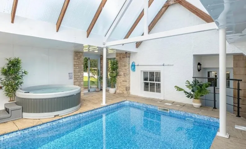 Historic country house retreat with indoor swimming pool and hot tub, ideal for large groups