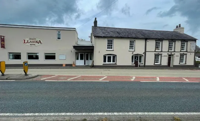Llanina Arms
