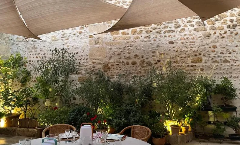 Suite de charme avec patio dans village