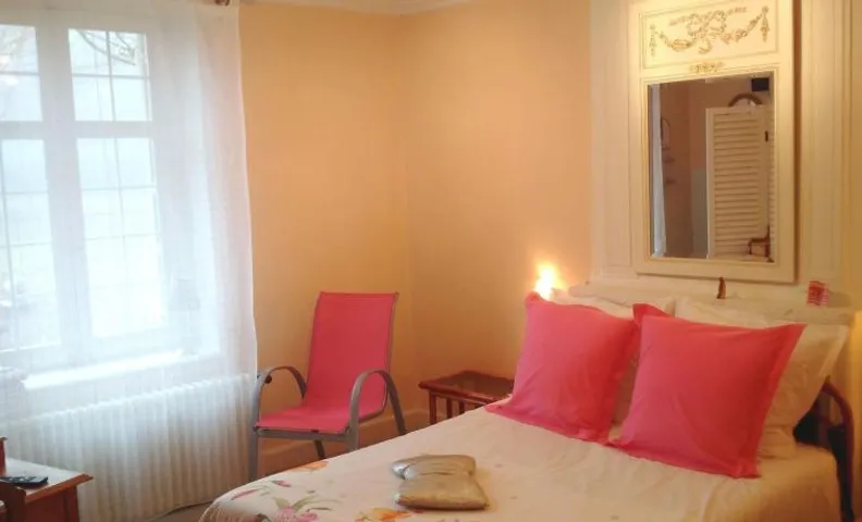Chambre lumineuse avec espaces communs et court de tennis à Aydoilles - FR-1-589-713