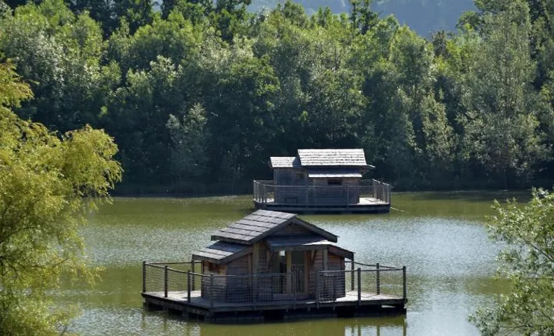 Cabanes flottantes du Lac de Pelisse