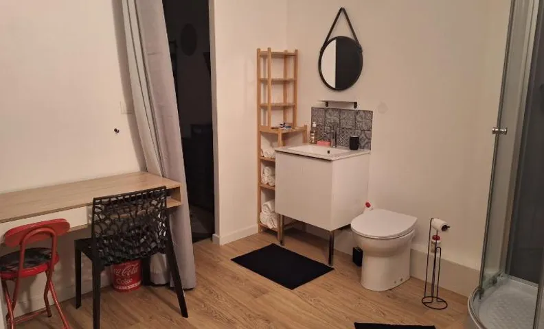 Studio neuf avec espace de travail séparé