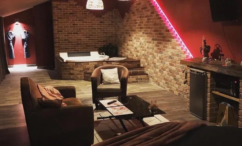 chambre INNAMORATO avec jacuzzi lit rond et jardin avec piscine