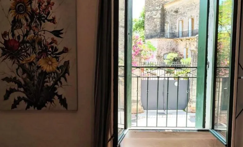 Gîte en face du Château de NIZAS, 4 chambres d'hôtes et 1 appartement familial avec 2 chambres