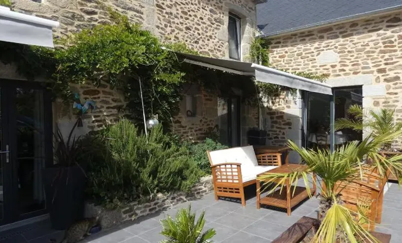 Maison de caractère à Corseul, jardin et piscine