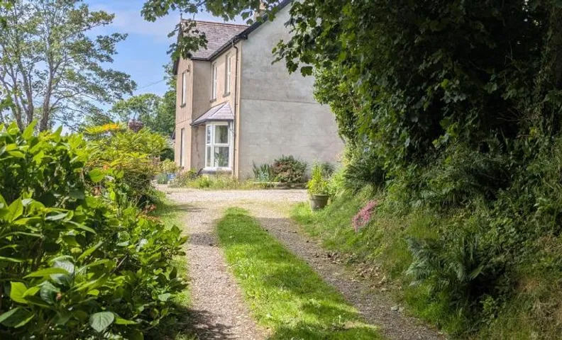The Manse featuring the Daisy Camrose