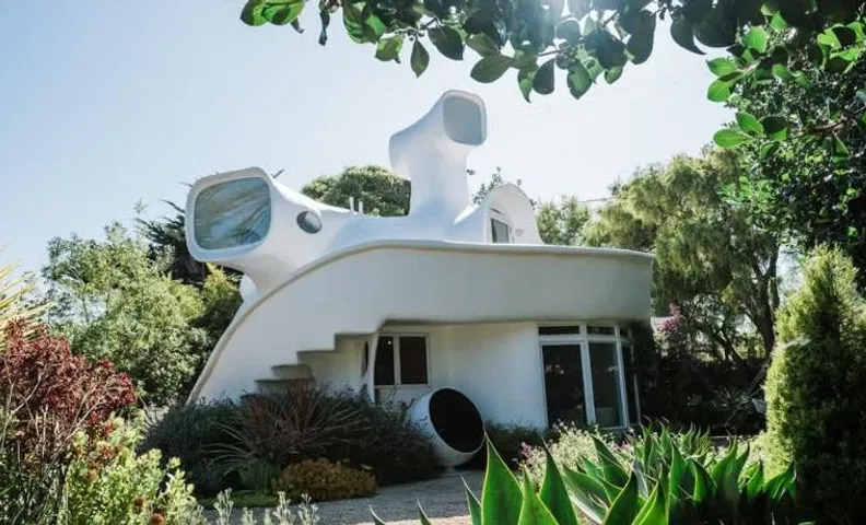 Unique Sculptured House with Private Beach Access