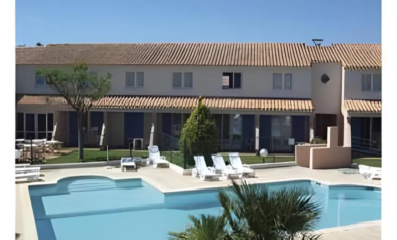 Artemia Aigues-Mortes - Hotel avec piscine - Bornes electriques - Parking prive - Local velo-moto