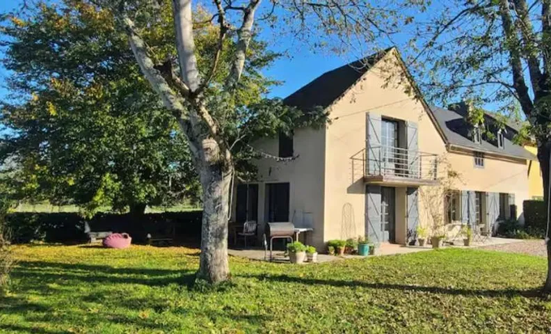 Chambre dans grande maison au calme face aux Pyrénées avec salle d'eau et WC privatifs