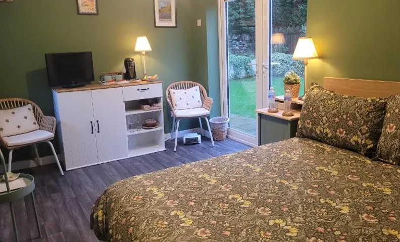 Farsley guest room seperate entrance with double bedroom and private shower room