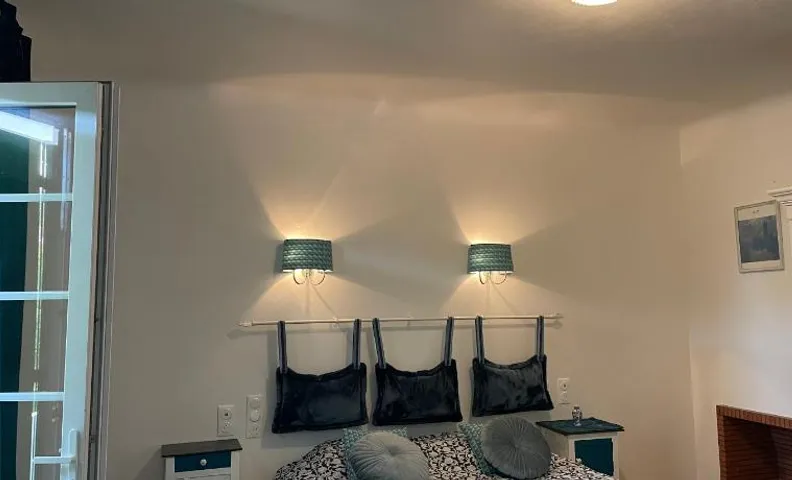 Chambre bleue avec TV bureau balcon