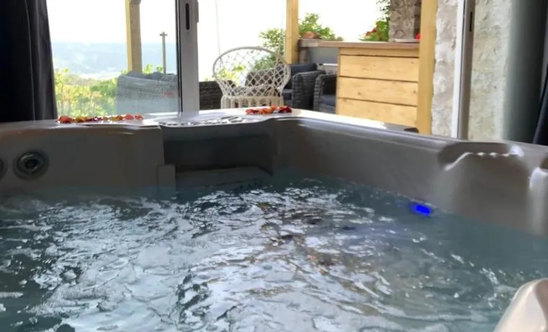 Nuit insolite avec jacuzzi privatif et piscine