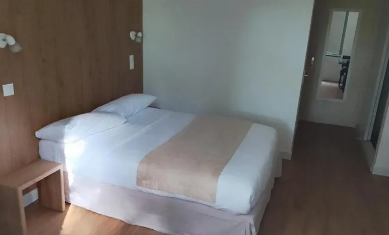 Chez Yves , 200 m du canal , 7 min de Golfech , parking privé et gratuit , rangement vélo fermés