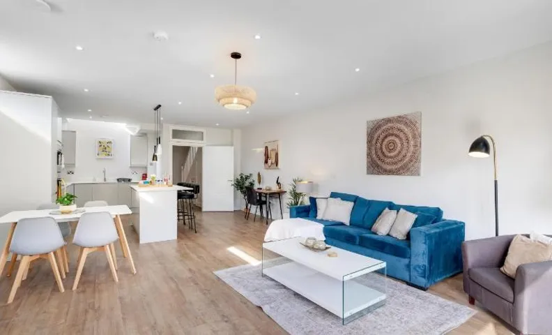 Luxury 5 Bedroom, 4 Bathroom Home in Purley