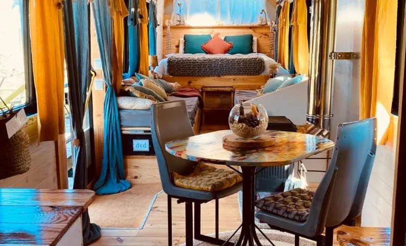 Le Busido, ancien bus de la ville d'Angoulême, aménagé en Chambre d'hôtes