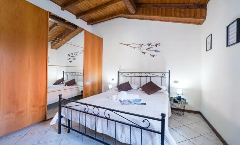 La Corte Rooms and Home Restaurant - free parking - 10 minutes to the lake and centre