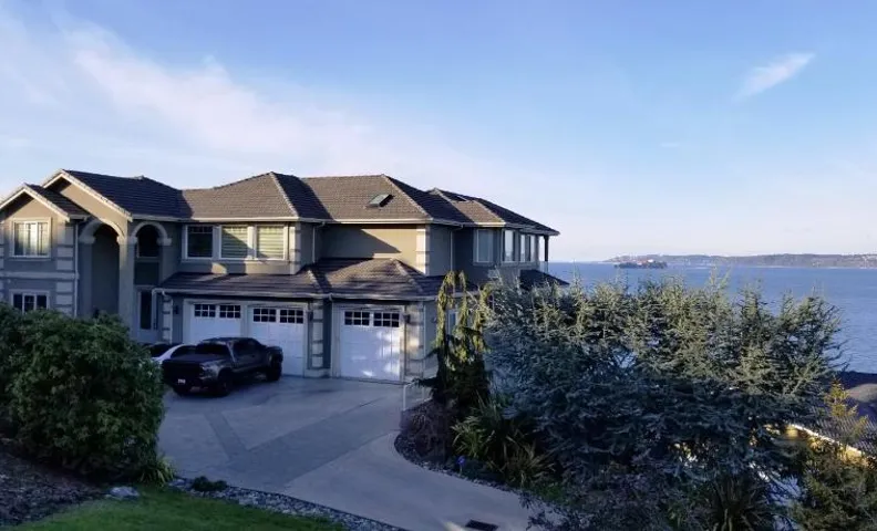 Redondo waterfront house with a private room