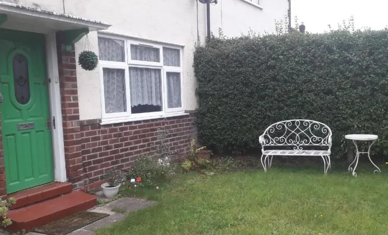 Green Village Guest House - Near Manchester Airport