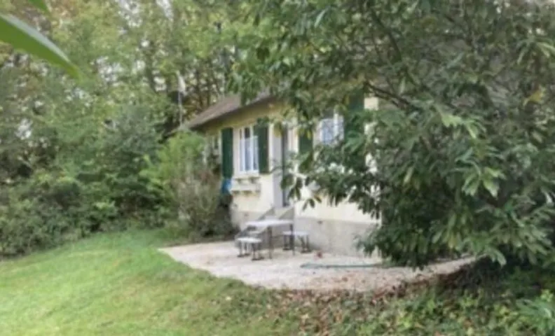 Maison charmante bordée de bambous