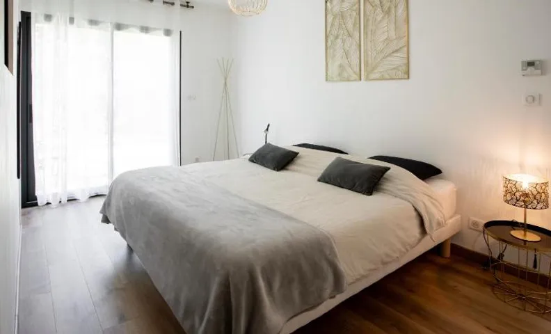 Thaliana chambre avec salle de bain, toilettes et terrasse à 200m du Golf