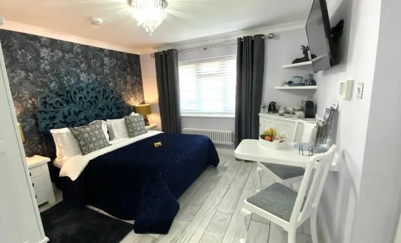 THE KNIGHTWOOD OAK a Luxury King Size Bed -En-Suite Space - LYMINGTON NEW FOREST with Private Entran