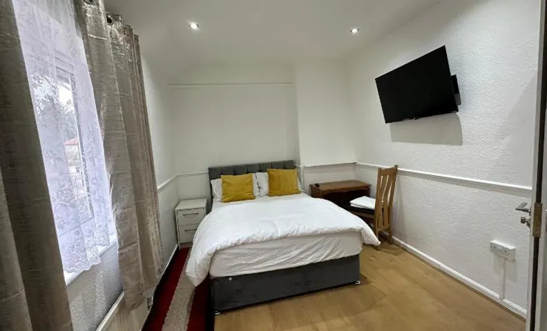 Double Room With Free WiFi Keedonwood Road