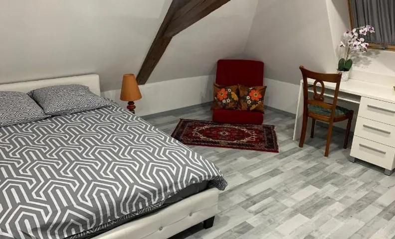 Chambre rustique avec double lit et sa salle de bain privée