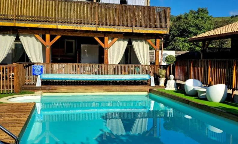 GITES O FIL DE L'EAU piscine spa accès rivière