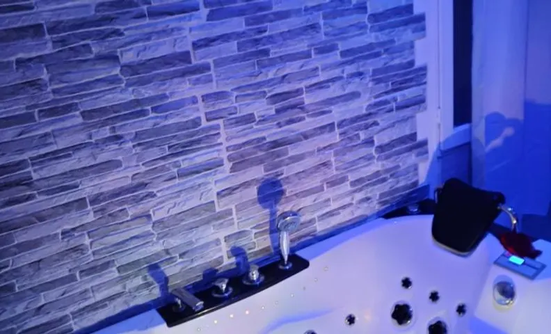 Chambre meublée indépendante, jacuzzi dans la chambre à 60110 Amblainville près de Paris